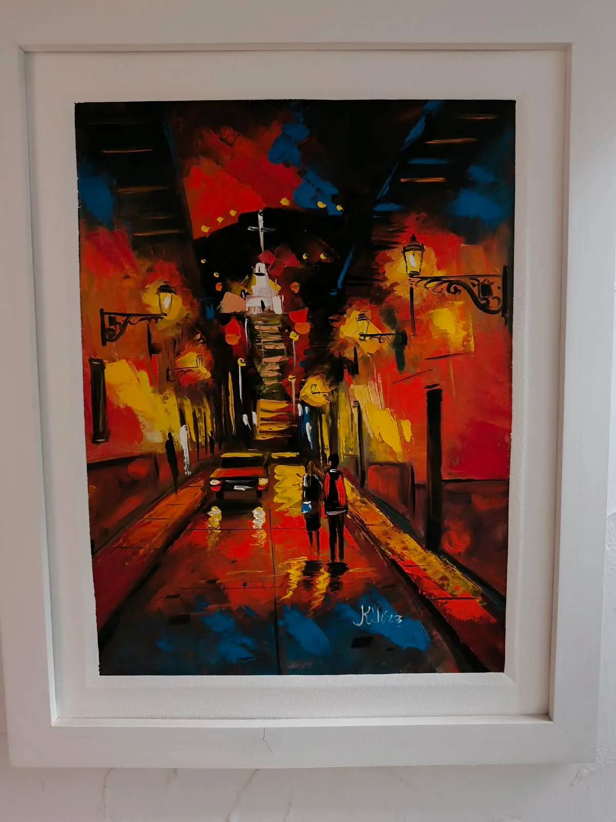 Pintura colorida de una calle de Cajamarca exhibida en el hotel