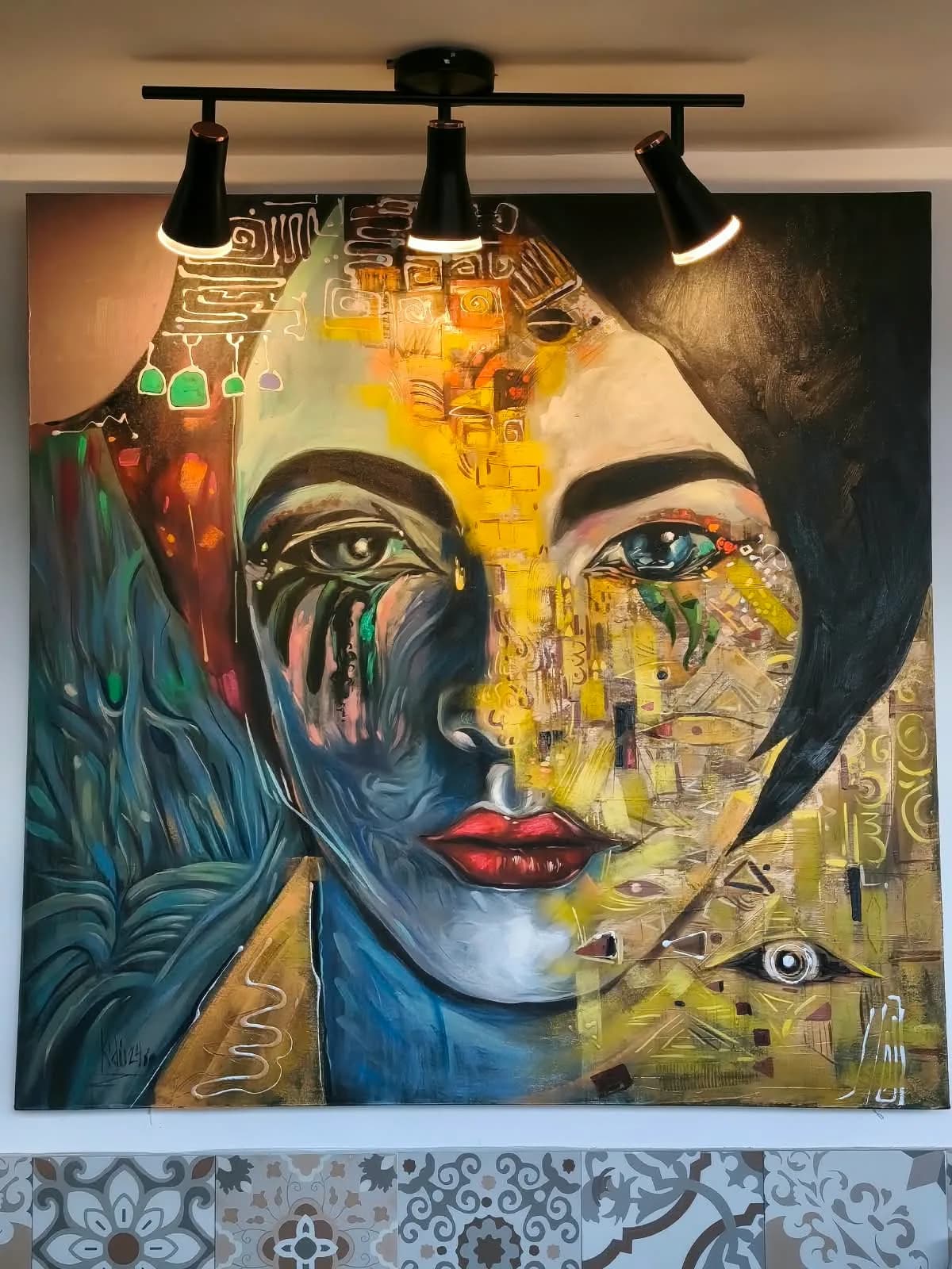 Retrato contemporáneo de colores intensos en una pared del hotel