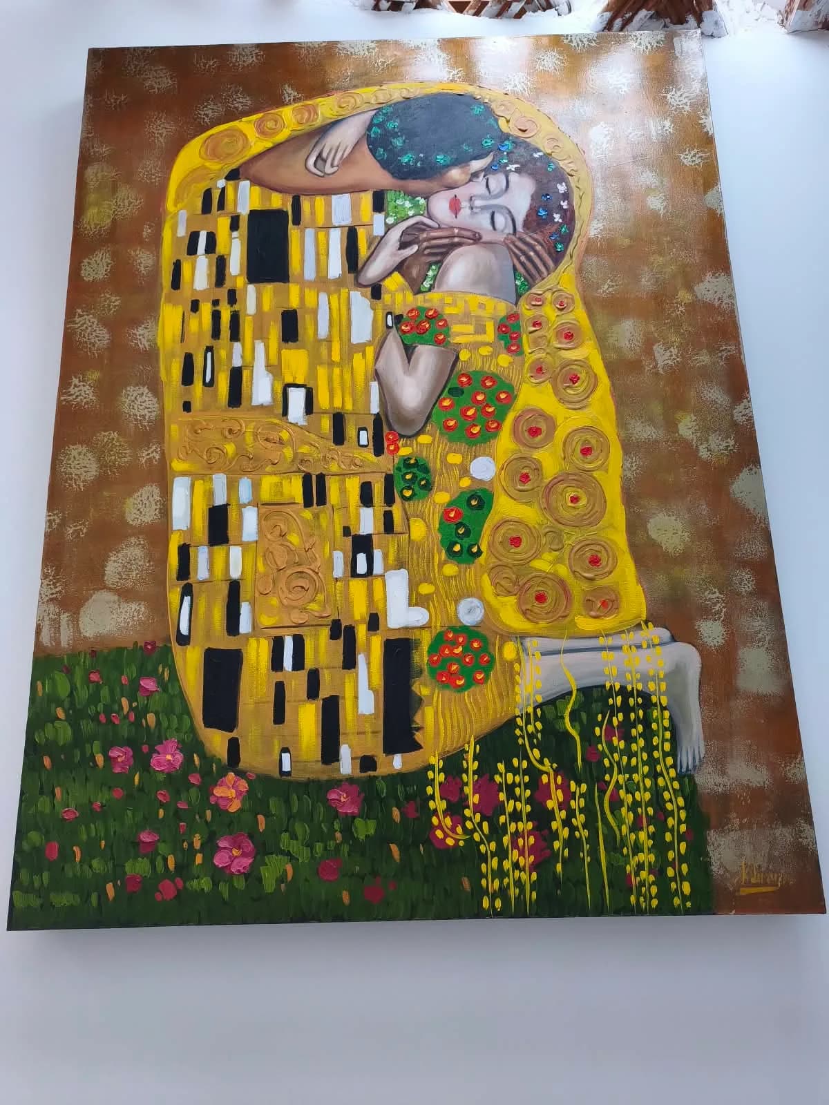 Pintura decorativa de una pareja rodeada de formas doradas