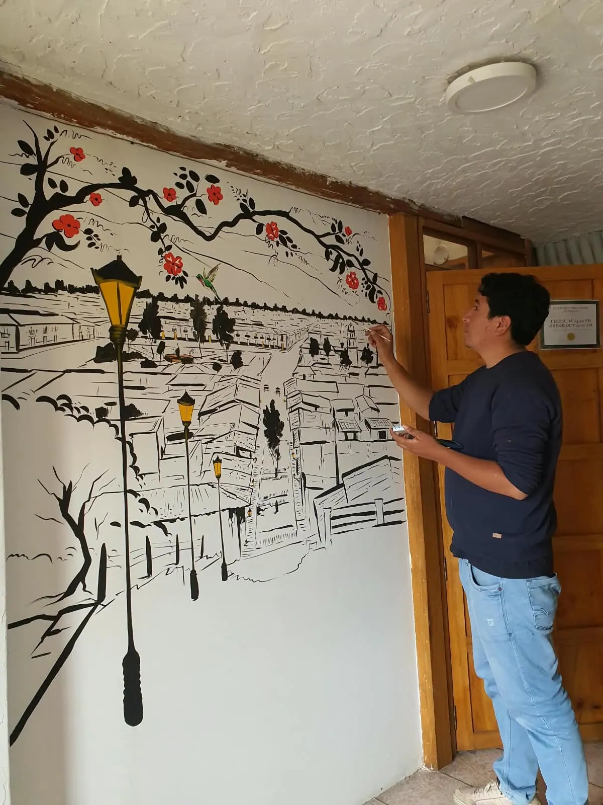 Kadu Izquierdo trabajando en un mural inspirado en la ciudad de Cajamarca