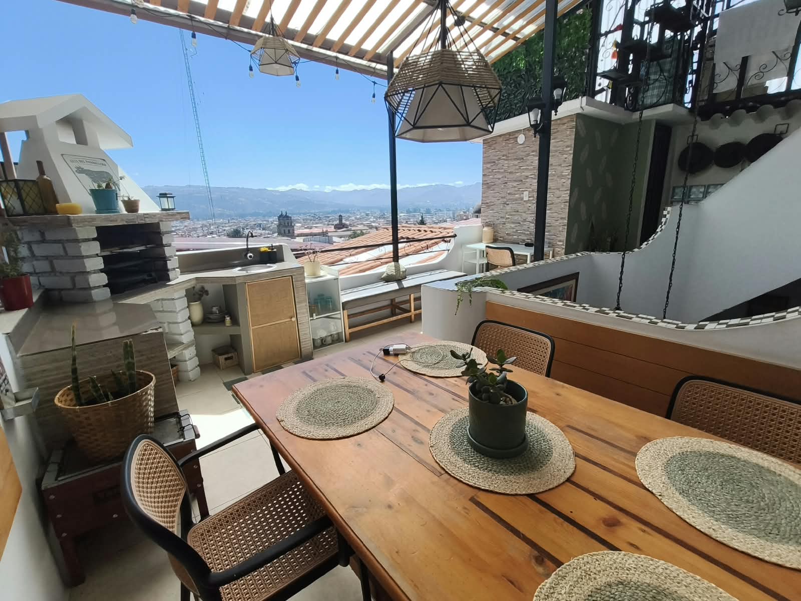 Mesa de coworking con vista a Cajamarca